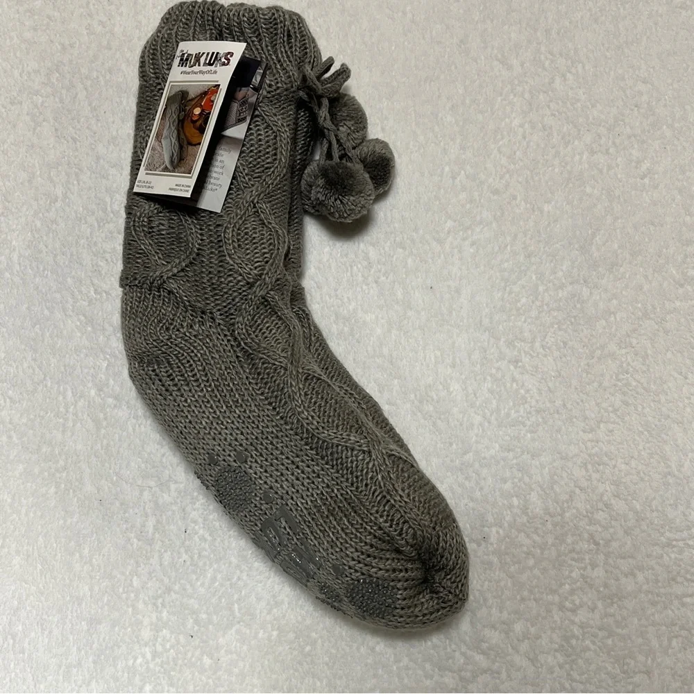 Muk Luks Women’s Pom Pom Cabin Knit Socks Gray Size L/XL 8–11 NWT